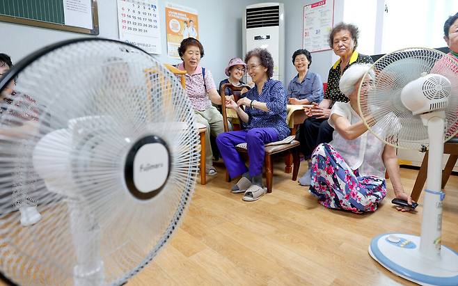 ▲7일 오후 수원시 팔달구 매교경로당 무더위쉼터를 찾은 어르신들이 시원한 바람을 쐬며 더위를 식히고 있다./전광현 기자 maggie@incheonilbo.com