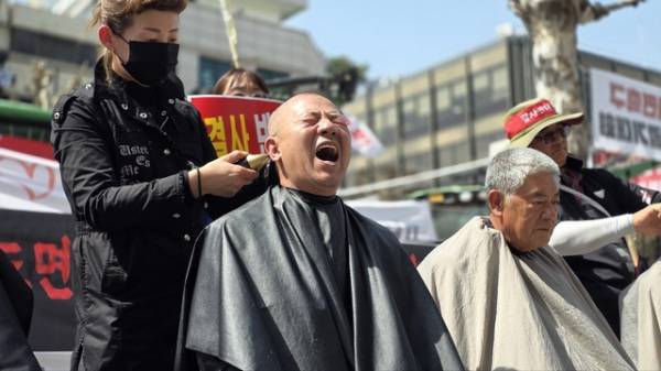 충북 청주시 현도면 주민들은 지난 3월 충북도청 앞에서 재활용 선별센터 건립반대 삭발식을 했다. /충청타임즈DB