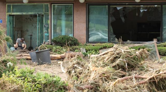 21일 집중호우로 침수된 경기 가평군 조종면 한 음식점에서 관계자가 집기류 정리를 하고 있다. 연합뉴스