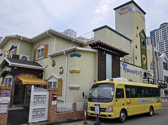 경북도가 여름방학 기간 초등학교 저학년을 대상으로 ‘우리 동네 초등 방학 돌봄 터’ 시범 사업을 운영한다. 사진은 시범 운영기관으로 선정 포항 밤비니어린이집의 모습./경북도 제공