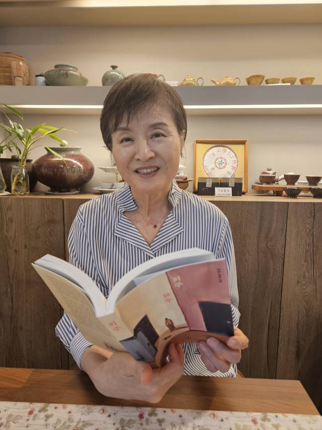 박향 작가가 신작 장편 소설 <희주>를 들고 있는 모습. 김효정 기자