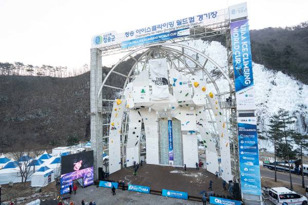 청송얼음골 인공폭포는 겨울이면 아이스클라이밍 월드컵이 열리는 경기장으로 탈바꿈한다.