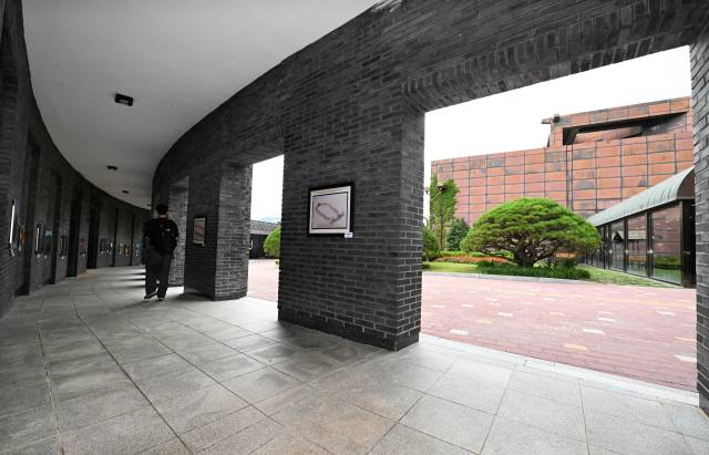 철광석과 숯을 형상화한 검은색 벽돌과 시간이 지남에 따라 녹의 옷을 입는 철판은 제련되는 쇠의 변화를 보여준다./성승건 기자/