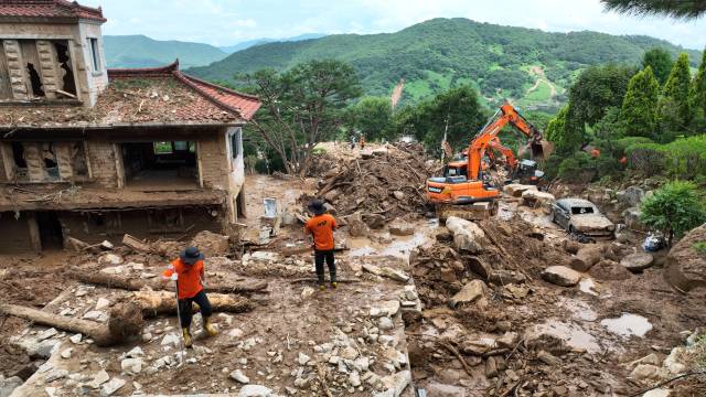 21일 오후 산청군 단성면 방목리 산사태 현장에서 119구조대원들이 실종자를 수색하고 있다./김승권 기자/