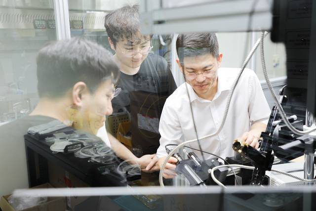 한상윤 DGIST 로봇및기계전자공학과 교수(오른쪽)가 학생들과 실리콘 포토닉스에 대한 연구를 하고 있다. DGIST 제공