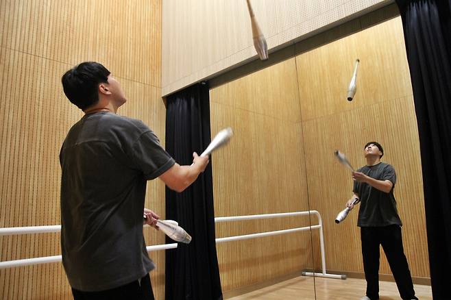 제주 퍼포먼스 예술가 양기진 씨가 제주공연연습센터에서 저글링을 연습하고 있다. ⓒ제주의소리