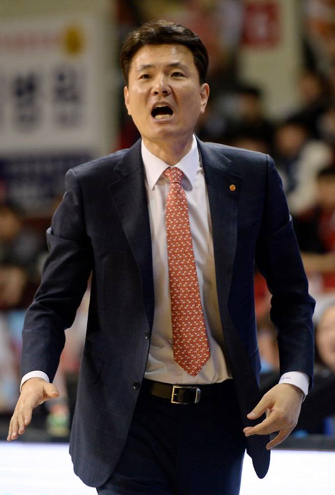 원주 동부 감독 시절 김영만 WKBL 경기운영본부장. 사진=뉴시스