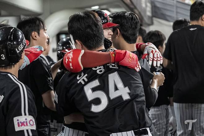 LG트윈스 박해민이 9회초 동점 스리런 홈런을 때린 뒤 마무리 유영찬과 뜨거운 포옹을 나누고 있다. 사진=LG트윈스