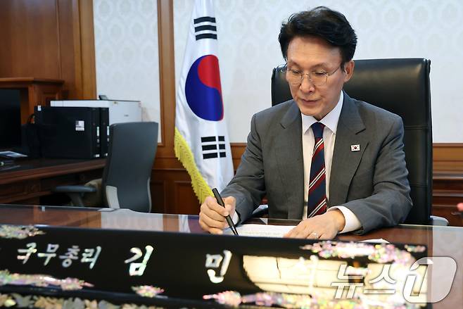 김민석 국무총리가 21일 서울 종로구 정부서울청사 집무실에서 뉴스1과 인터뷰를 갖고 있다. 2025.7.21/뉴스1 ⓒ News1 임세영 기자