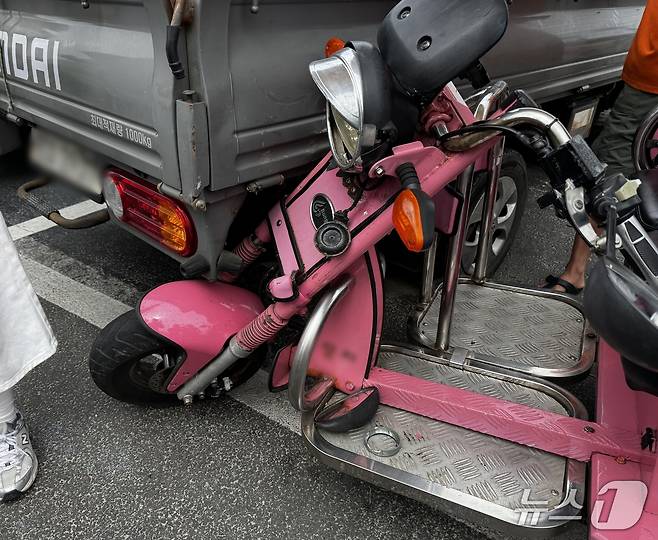 지난 8일 제주 우도에서 트럭과 추돌한 전기 오토바이.(제주도소방안전본부 제공. 재판매 및 DB 금지)