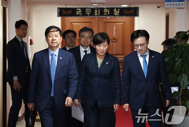 구윤철 경제부총리 겸 기획재정부 장관(왼쪽부터), 조현 외교부 장관, 송미령 농림축산식품부 장관, 김정관 산업통상자원부 장관이 22일 오전 서울 종로구 정부서울청사에서 미국 통상 협상을 앞두고 열린 대외경제장관회의에 참석하고 있다. 2025.7.22/뉴스1 ⓒ News1 임세영 기자