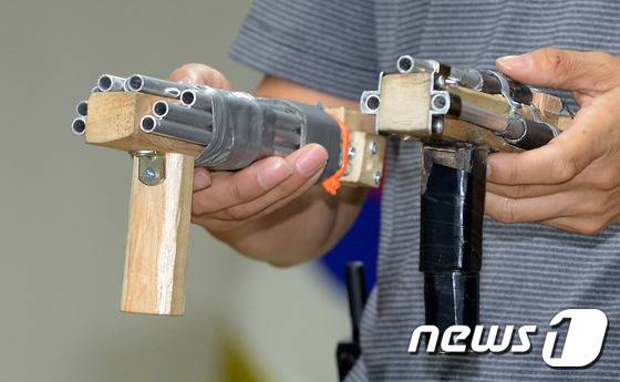 강북경찰서에서 '오패산터널 총격전'에서 이용된 총기가 공개되고 있다. /뉴스1 ⓒ News1 황기선 기자