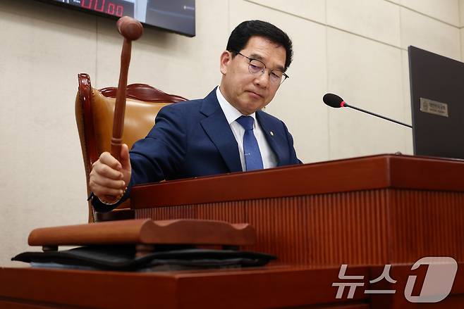 신정훈 행정안전위원장이 28일 서울 여의도 국회에서 열린 행정안전위원회 전체회의에서 2025년도 제1회 추가경정예산안(정부) 등 안건을 상정하며 의사봉을 두드리고 있다. 2025.4.28/뉴스1 ⓒ News1 김민지 기자