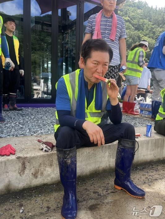 정청래 더불어민주당 당대표 후보가 22일 전남 나주 수해 현장에서 봉사활동을 한 뒤 수박을 먹고 있다. (SNS 갈무리) ⓒ 뉴스1