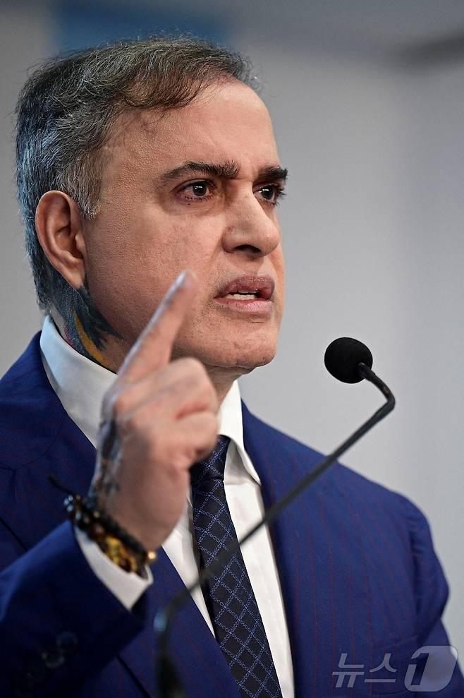 타렉 사브 베네수엘라 법무장관이 지난 1월 베네수엘라 카라카스에서 기자회견을 하고 있다. 2025.1.13 ⓒ 로이터=뉴스1 ⓒ News1 김경민 기자