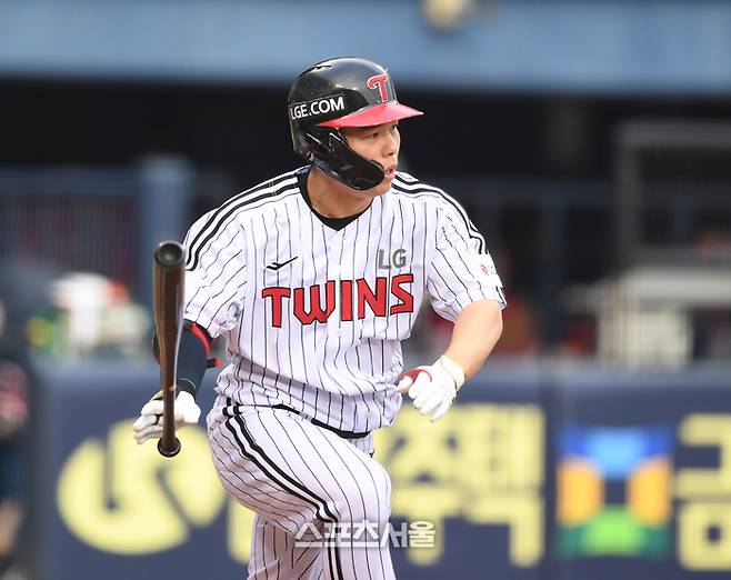 LG 문성주가 12일 서울 잠실구장에서 열린 2025 KBO리그 SSG와 경기 1회말 2사1루 내야땅볼을 치고 있다. 잠실 | 최승섭기자 thunder@sportsseoul.com