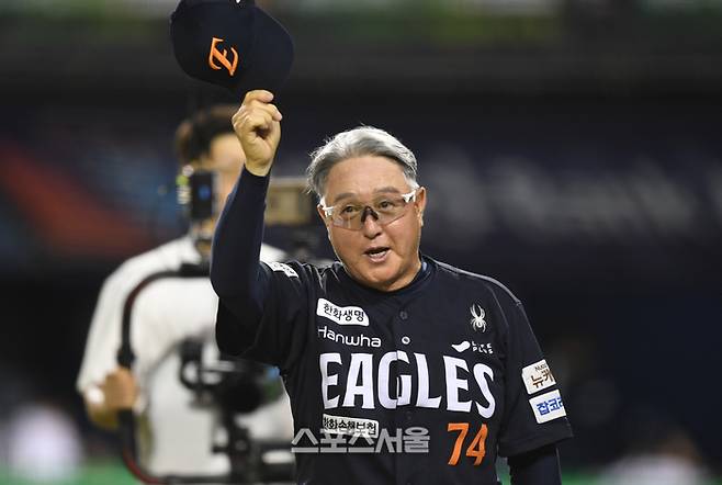 한화 김경문 감독이 22일 서울 잠실구장에서 열린 2025 KBO리그 두산과 경기 후 관중에 인사를 하고 있다. 잠실 | 최승섭기자 thunder@sportsseoul.com