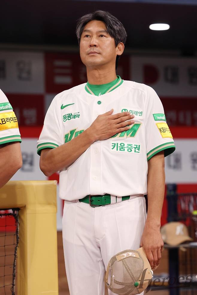 설종진 감독대행이 그라운드 앞에 서 있다. 사진 | 키움 히어로즈
