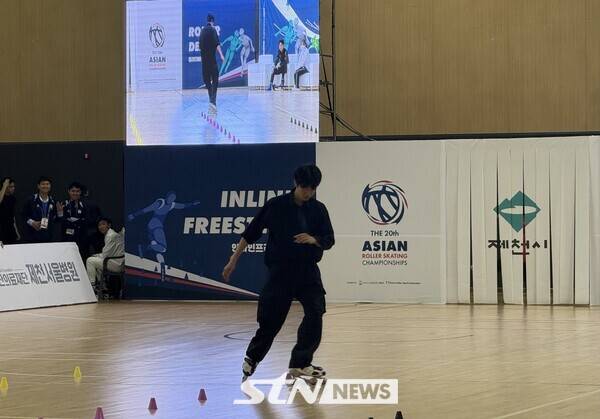 대한민국 권늘찬이 22일 제천 어울림체육관에서 치러진 '제20회 아시아 롤러스케이팅 선수권대회' 인라인 프리스타일 남자 슬라럼 클래식 종목에서 연기를 선보이고 있다. /사진(제천)=강의택 기자
