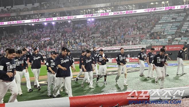 19일 수원 케이티위즈파크에서 열린 KT와 한화의 경기. 6회초 갑작스럽게 내린 많은 비로 인해 강우콜드가 됐다. 승리한 한화 선수들이 팬들에게 인사를 하고 있다. 수원=송정헌 기자songs@sportschosun.com/2025.07.19/
