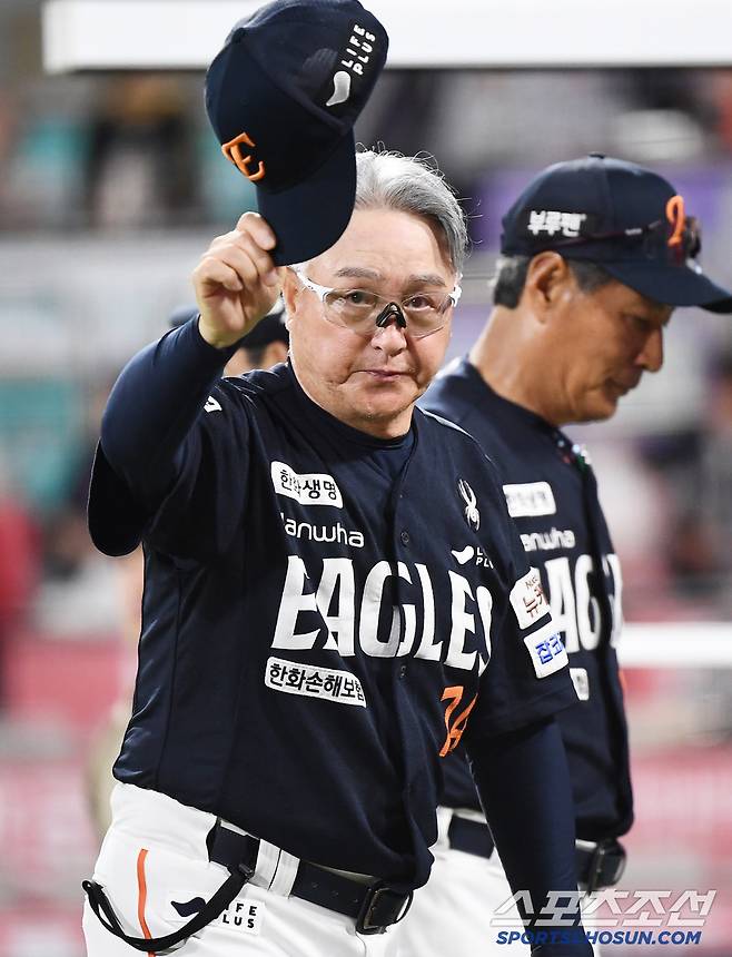 20일 수원 KT위즈파크에서 열린 한화-KT전. 한화가 10대0으로 승리했다. 김경문 감독이 팬들에게 인사하고 있다. 수원=정재근 기자 cjg@sportschosun.com/2025.7.20/