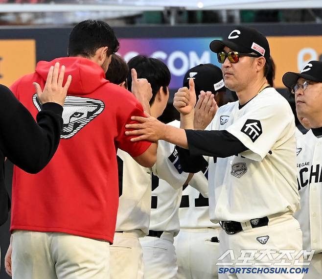 29일 인천SSG랜더스필드에서 열린 한화와 SSG의 경기, SSG가 2대0으로 승리했다. 승리의 기쁨을 나누는 이숭용 감독과 화이트 모습. 인천=허상욱 기자wook@sportschosun.com/2025.06.29/