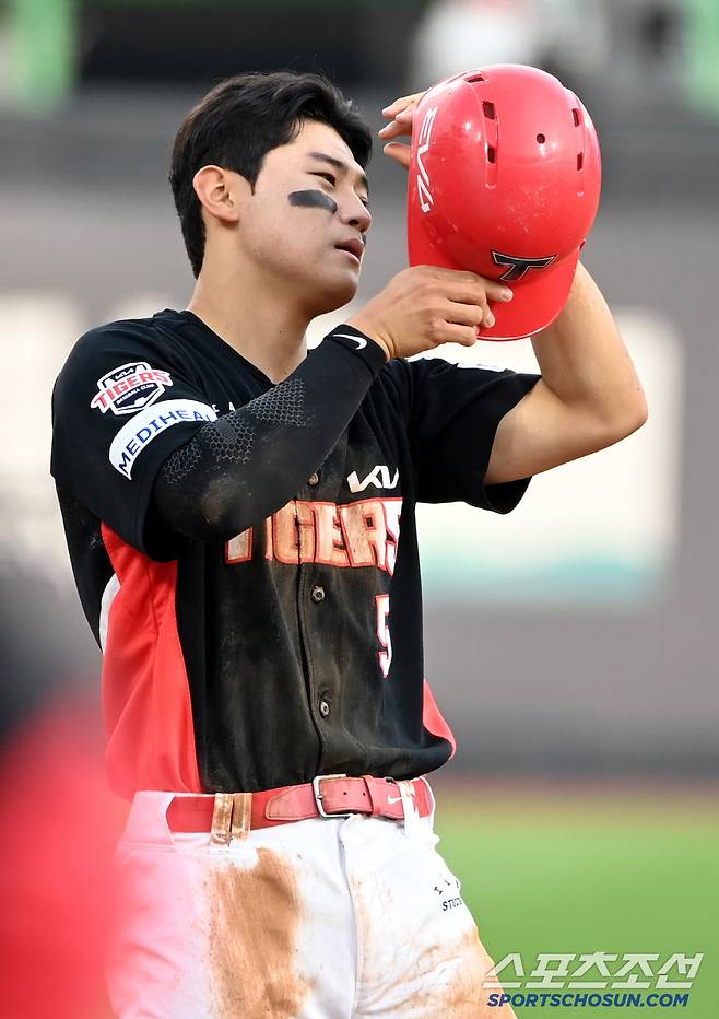 22일 수원KT위즈파크에서 열린 KIA와 KT의 경기, 1회초 1사 2루 KIA 김도영이 적시타를 치고 3루로 뛰다 KT 3루수 권동진과 충돌해 고통스러워 하고 있다. 수원=허상욱 기자wook@sportschosun.com/2025.05.22/