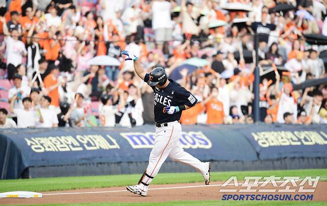 22일 잠실야구장에서 열린 KBO리그 두산과 한화의 경기. 2회 두산 잭로그 상대 선취 솔로홈런을 날린 한화 노시환. 잠실=송정헌 기자songs@sportschosun.com/2025.07.22/
