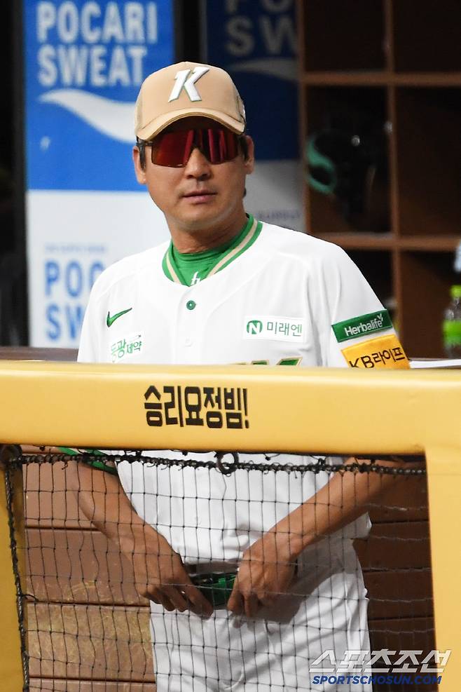 22일 서울 고척스카이돔에서 열린 키움 히어로즈와 롯데 자이언츠의 경기. 설종진 감독대행이 경기를 준비하고 있다. 고척=박재만 기자 pjm@sportschosun.com/2025.07.22/