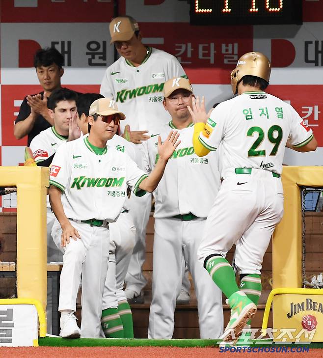 22일 서울 고척스카이돔에서 열린 키움 히어로즈와 롯데 자이언츠의 경기. 키움 설종진 감독대행이 득점한 임지열을 반기고 있다. 고척=박재만 기자 pjm@sportschosun.com/2025.07.22/