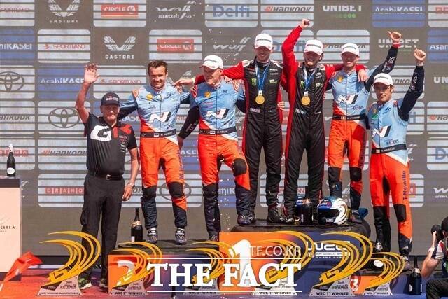 '2025 월드 랠리 챔피언십' 8라운드 에스토니아 델피 랠리가 성황리에 마무리됐다. 1~3위를 차지한 올리버 솔베르그(토요타), 오트 타낙(현대), 티에리 누빌(현대)이 기념 촬영을 하는 모습. /한국타이어