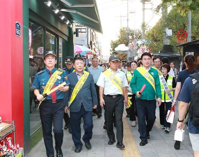 지난해 9월 신림역 일대에서 민관경 합동순찰을 실시한 박준희 관악구청장(왼쪽 네 번째). 관악구 제공.