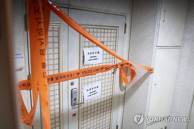 지난 21일 인천에서 사제 총기를 발사해 아들을 숨지게 한 60대 피의자의 주거지에 폴리스 라인이 설치돼 있다. 연합뉴스