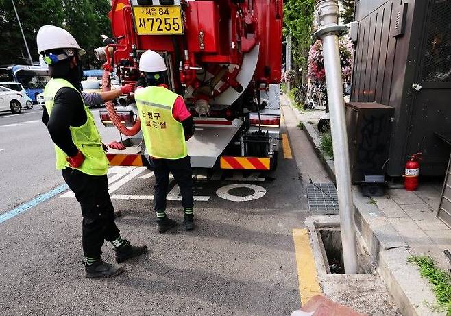 빗물받이 준설 작업 시연ⓒ노원구 제공