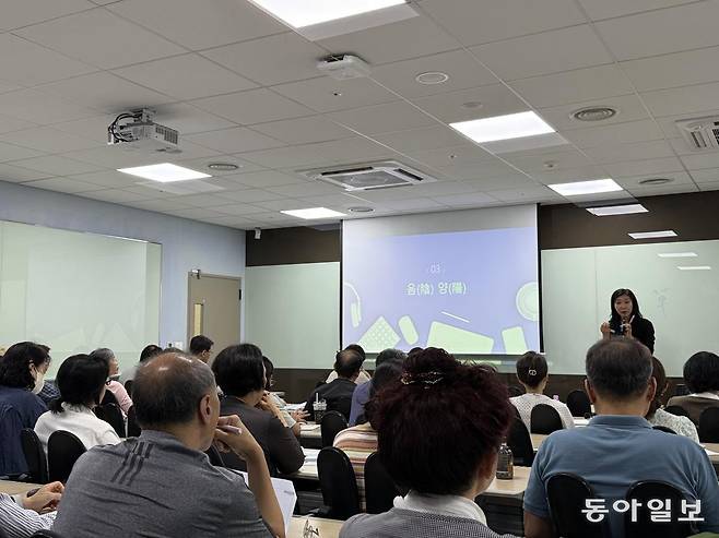 17일 오후 서울 동대문구 경희대에서 유정희 간호대 객원교수가 ‘한방 건강관리’ 수업을 진행하고 있다. 이 강의는 서울시가 10개 대학과 함께 운영하는 평생교육 프로그램 ‘구독대학’의 일환으로, 서울시민 누구나 무료로 수강할 수 있다. 오승준 기자
ohmygod@donga.com