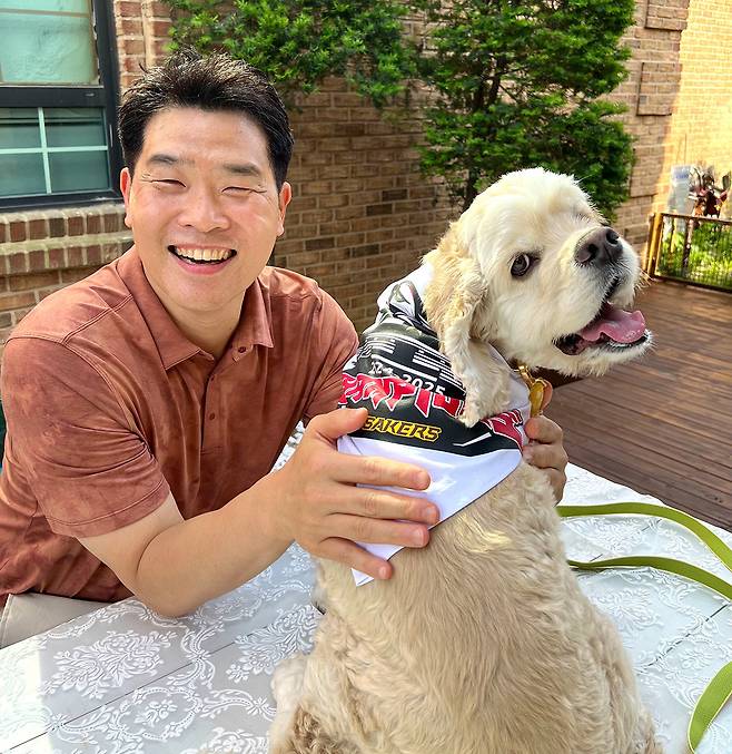 조상현 프로농구 LG 감독이 반려견 조던과 즐거운 시간을 보내고 있다. 조상현 감독 제공