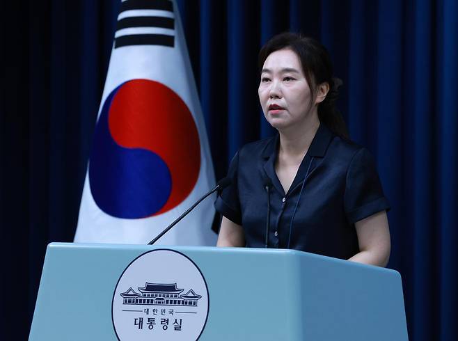 강유정 대변인이 22일 서울 용산 대통령실 청사에서 강준욱 대통령실 국민통합비서관 자진사퇴 관련 브리핑을 하고 있다. 2025.07.22. 뉴시스