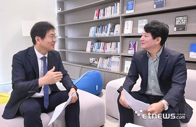 동남권 학연협력플랫폼 구축사업 성과를 정리하고 2단계 사업 방향을 논의하는 대담이 지난 16일 PNU AVEC에서 열렸다. 최경민·이만식(왼쪽부터) 공동사업단장이 학연협력 시너지 창출에 관해 의견을 나누고 있다. 부산=박지호기자 jihopress@etnews.com