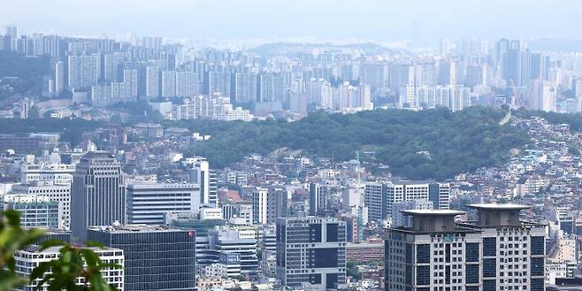 전용면적 60㎡ 이하의 소형 아파트 매매 가격이 올해 처음으로 40억원대에 진입한 것으로 나타난 20일 서울 남산 전망대에서 바라본 서울 곳곳이 아파트로 빼곡하다. 부동산 시장 전문가들은 수도권 주택 구입에 주택담보대출 상한을 6억원으로 묶는 내용 등을 담은 6·27대책의 영향으로 소형 아파트에 대한 실거주 수요가 더욱 증가하고, 가격도 상승할 것으로 전망했다. 연합뉴스