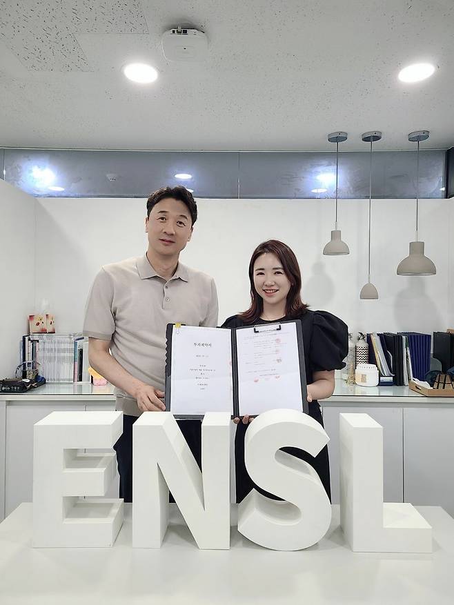 펫프레시 오찬미 대표(오른쪽)가 시드 투자를 유치하고 기념촬영을 하고 있다. 펫프레시 제공