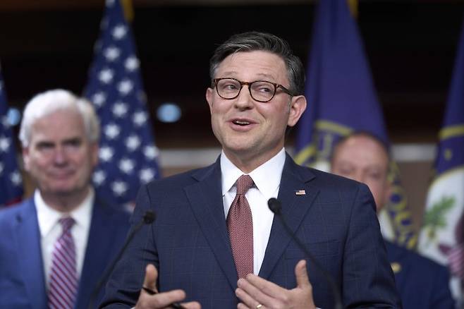 공화당 소속 마이크 존슨 미국 하원의장이 6월4일(현지시간) 워싱턴DC 의회에서 기자회견하고 있다.AP뉴시스