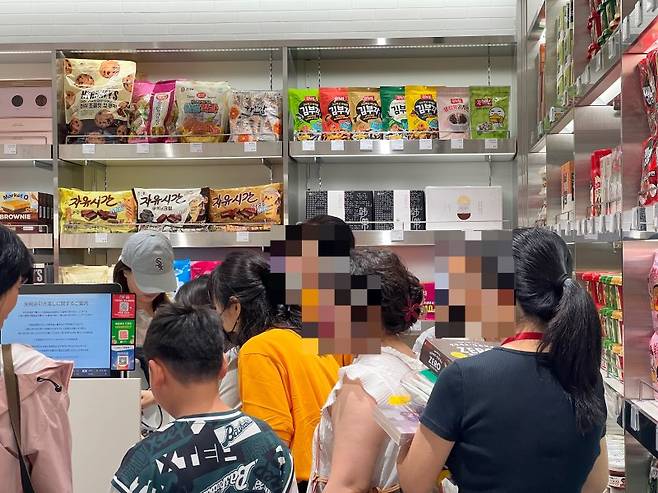 지난 18일 서울 신세계면세점 명동점에서 중국인 관광객들이 우리나라 과자 등 식품류를 구매하고 있다. 사진=김현지 기자