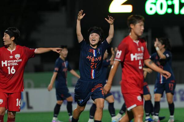 서울시청의 미드필더 정민영이 21일 밤 열린 WK리그 인천 현대제철과 경기에서 결승골을 넣은 뒤 기뻐하고 있다. 한국여자축구연맹 제공