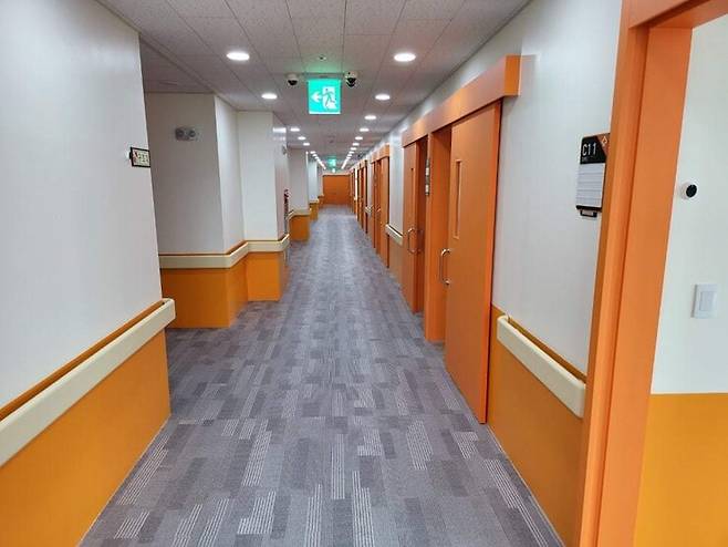 성은병원에서 여성들이 입원해 있는 폐쇄병동 B동 4층 내부. 왼쪽 첫번째로 꺾어지는 복도 끝의 창문을 통해 지난 2023년 4월 환자가 추락해 사망했다. 성은병원에서 근무했던 한 직원은 재직 당시 4층은 리모델링돼서 깨끗한 편이었으나 5층은 최악이었다고 증언했다. 성은병원 블로그 갈무리