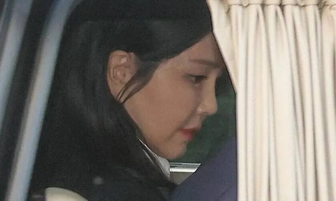 윤석열 전 대통령 부인 김건희 여사가 헌법재판소 파면 선고 후 7일만인 지난 4월11월 오후 서울 용산구 한남동 관저를 떠나고 있다. 공동취재사진