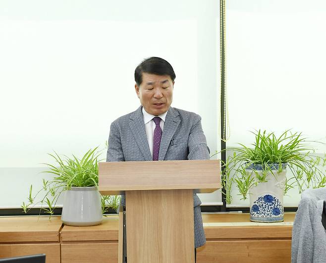 22일 구리시청에서 사과문을 발표하고 있는 백경현 구리시장. 구리시 제공