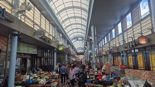 집중호우로 인한 상수도관 파손으로 단수가 사흘째 이어진 22일 울산 울주군 언양읍의 5일장인 언양알프스시장. 주성미 기자