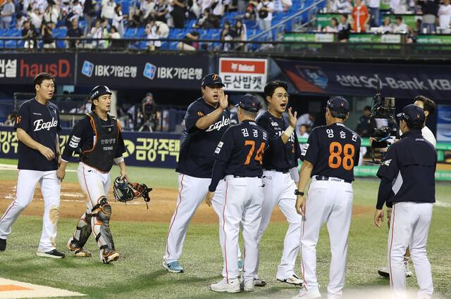 한화 이글스 선수들이 22일 서울 잠실야구장에서 열린 두산 베어스와 방문 경기에서 10연승을 달성한 뒤 환호하고 있다. 연합뉴스