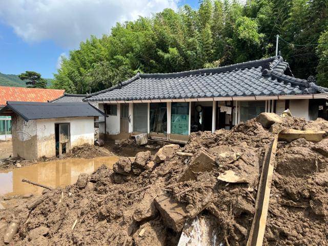 21일 경남 산청군 모고리의 한 주택 앞에 흙과 모래 등이 쌓여있다. 산청=권정현 기자
