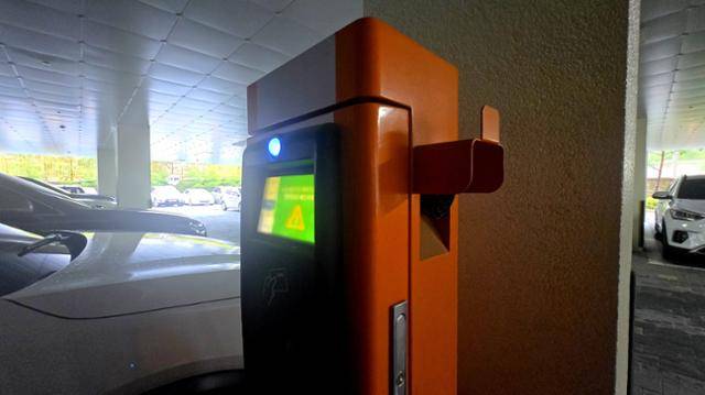 경기 성남시 D초등학교는 감전, 화재 우려 등을 들어 전기차 충전기의 충전선을 아예 빼놓아 먹통 상태다. 전석훈 의원 제공